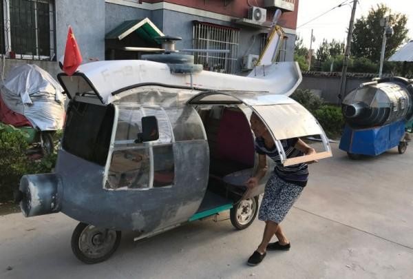 老大爺撿廢品拼接電動(dòng)車(chē)